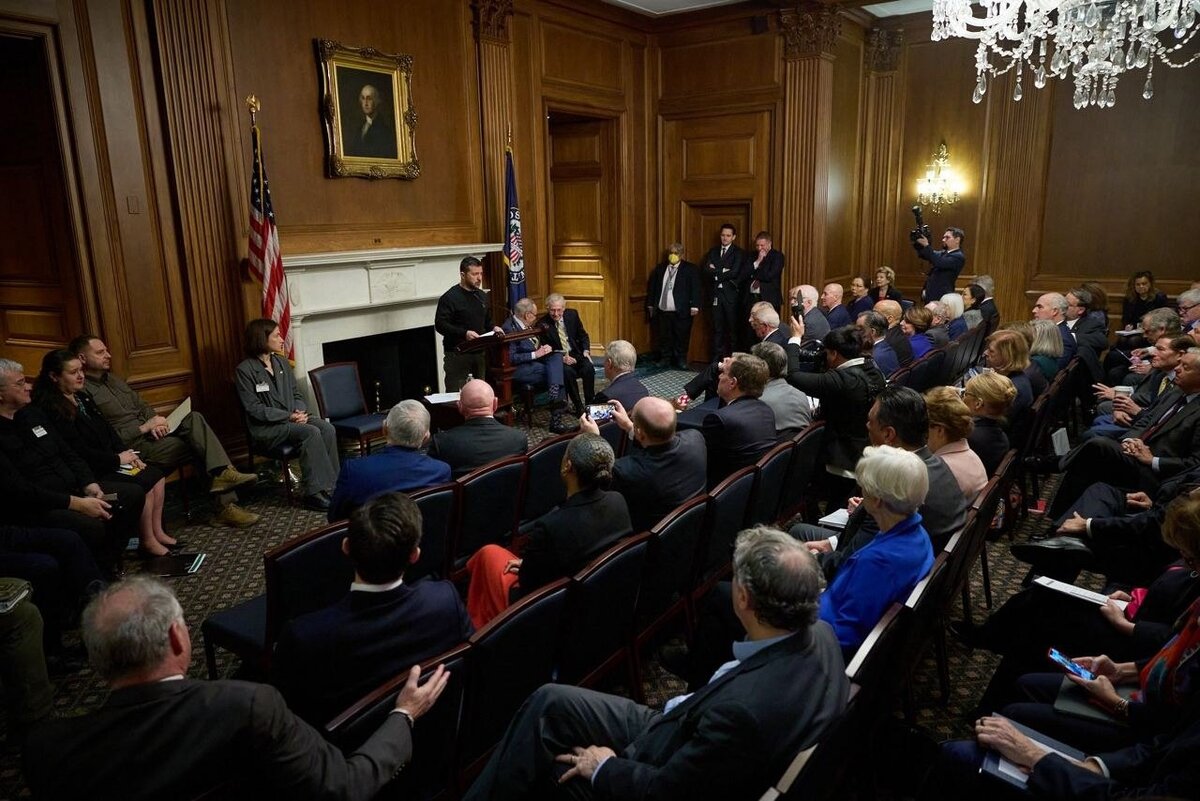 Один из американских сенаторов (не помню имени) ещё в прошлый визит очень точно объяснить смысл таких выступлений. Вашингтон таким образом делает соучастниками процесса все ветви американской власти. Кстати, помните едва живого старика Митча Макконнелла в одной из прошлых публикаций? Вон он. О чём по стариковски беседует с другим сенатором по левую руку от "дорогого гостя".