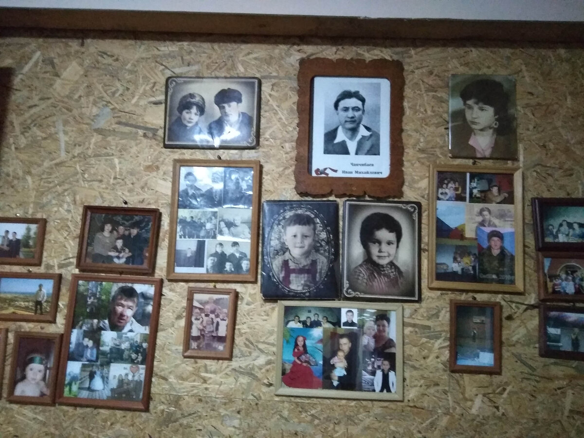 Стена, с семейными фото.