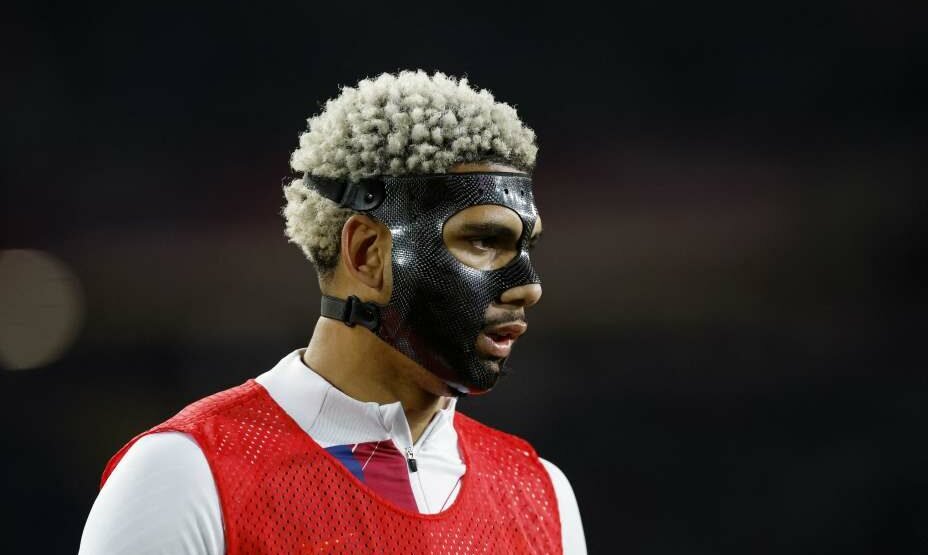    Рональд Араухо играет в маске со сломанной челюстью. Фото: Reuters