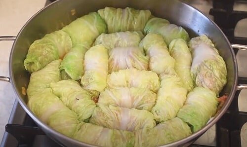 Голубцы из пекинской капусты. Голубцы из пекинской капусты с фаршем и рисом в на сковороде. Мангольд голубцы. Голубцы пекинская капуста рецепт пошагово с фото. Голубцы с пекинской капустой рецепт.