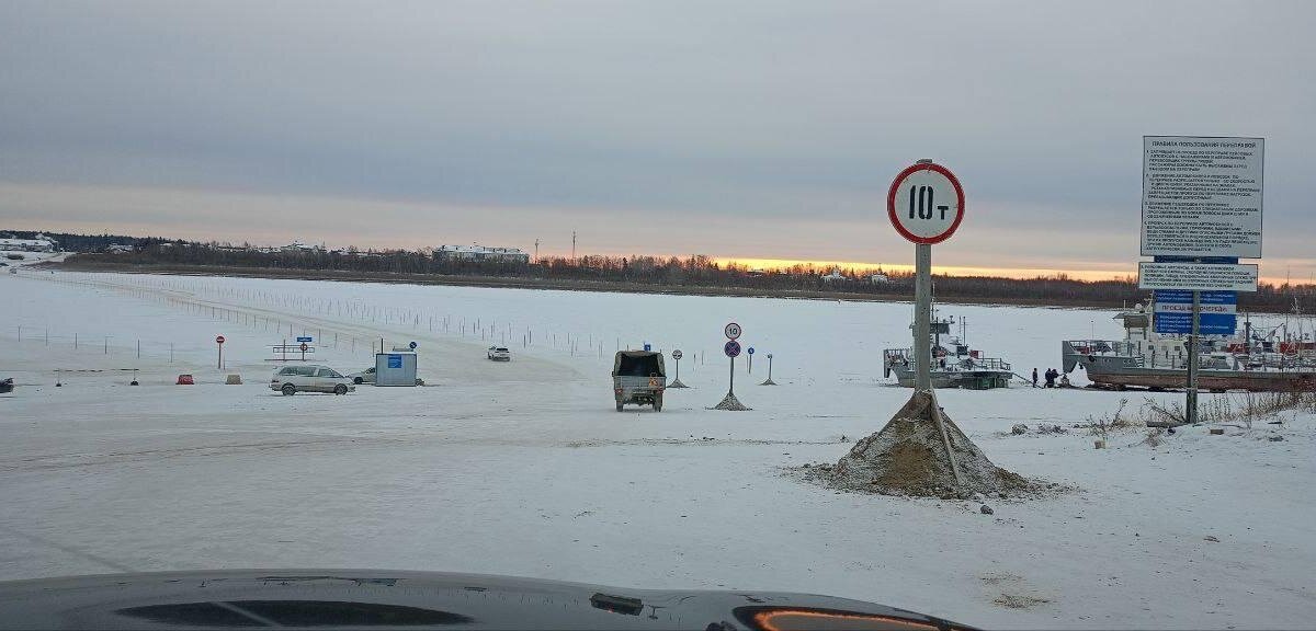 Уровень в иртыше в увате. Ледовая переправа грузовик. Переправа через реку Обь Нижневартовск. Иртыш Уват фото.