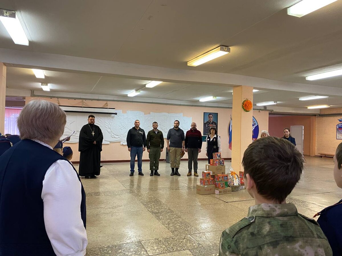 Звучит гимн Российской Федерации. На снимке видны наши скромные подарки.