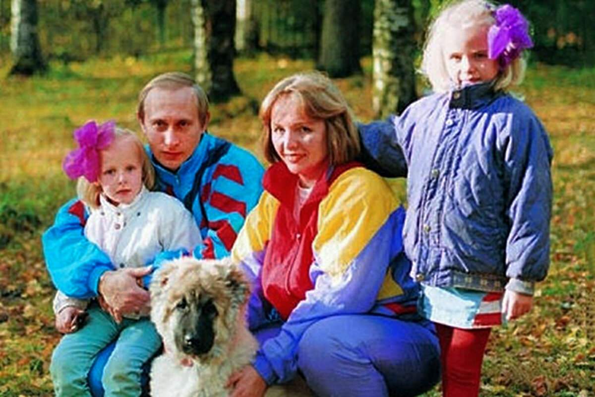 В 2022 году США ввели санкции против всех взрослых членов семьи президента, включая женщин, которые только подозреваются в тесных связях с Путиным.