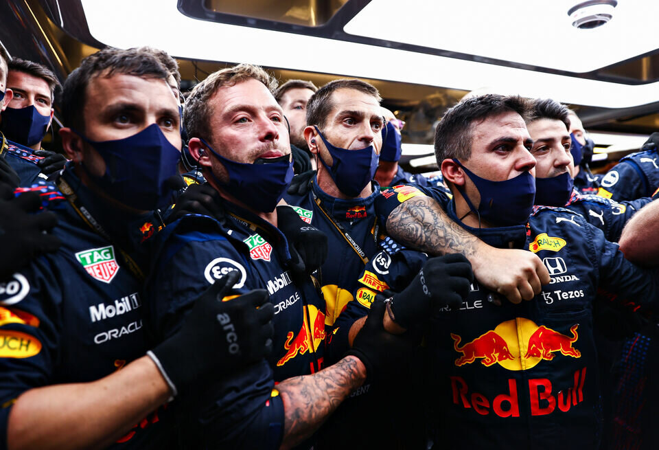    Сумасшедший последний круг Гран При Абу-Даби-2021. ВидеоGetty Images / Red Bull Content Pool