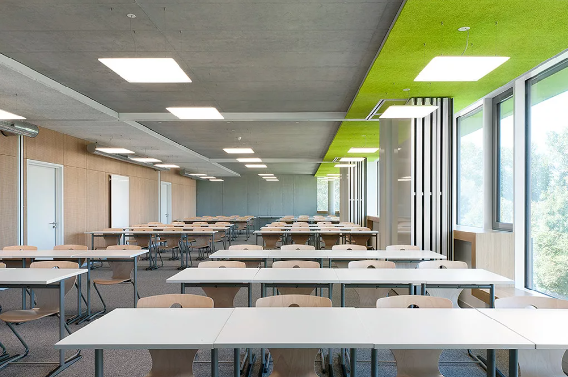 Естественное освещение в классе. Светильники для школы. Светодиодные светильники в классах школы. Освещение класса в школе. Светильники для образовательных учреждений.