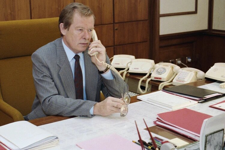 Можно по-разному оценивать стремительный крах СССР: как непереносимую фантомную боль, связанную с потерей справедливости и светлого будущего, или как огромный шаг вперед на пути к прогрессивному...-7