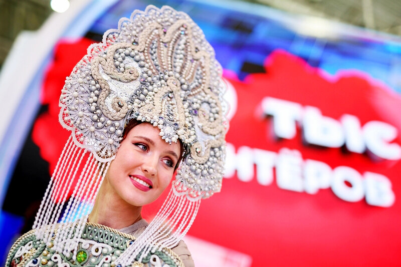 RUSSIA, MOSCOW - NOVEMBER 5, 2023: A participant in the Russia Expo international exhibition and forum is seen at the VDNKh exhibition centre. Mikhail Tereshchenko/TASS Россия. Москва. Участница выставки-форума "Россия" на ВДНХ. Михаил Терещенко/ТАСС