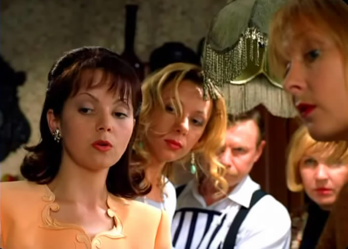Вера Новикова (слева) в фильме «Пан или пропал» (2003)