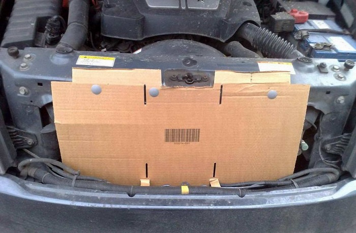 Эффективно ли в морозы закрывать радиатор автомобиля картонкой или утеплителем? Личный опыт