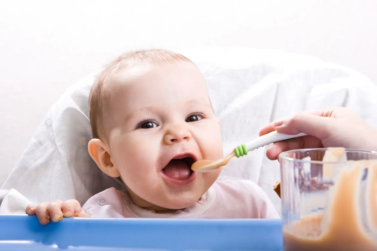 Когда детям можно давать свежий. Маленький ребенок кушает. Детское питание. Первый прикорм малыша. Еда для детей.