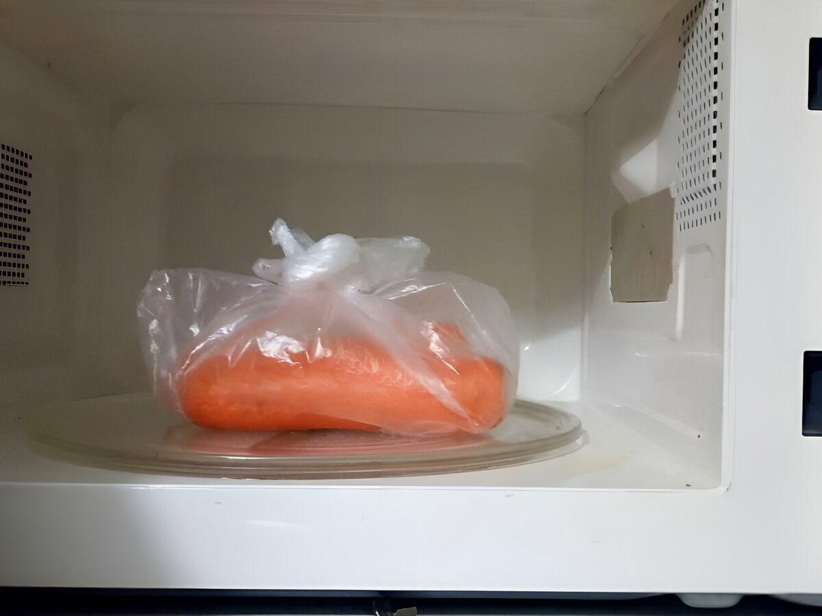 Микроволновке в пакете без воды. Морковь в микроволновке. Пакет для варки в микроволновке. Овощи в микроволновке в пакете. Варка овощей в микроволновке в целлофановом пакете.