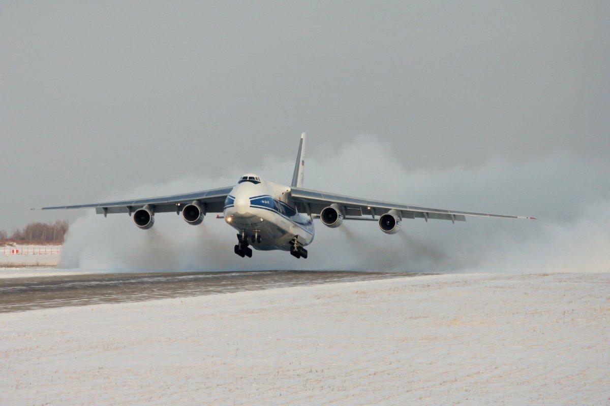 Рейс 18. Самолет Хабаровск. Аэропорт Хабаровск. Хабаровск аэропорт снегопад. Синоптик циклон Авиация.