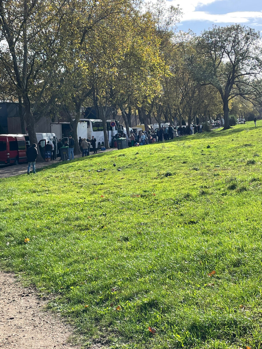 Молдавский рынок у Венсенского замка  ноябрь 2023.