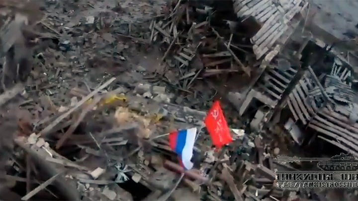 БОИ ЗА МАРЬИНКУ ШЛИ С 2014 ГОДА. И НАКОНЕЦ - НАД ЕЁ ОКРАИНАМИ ВЗМЕТНУЛИСЬ РУССКИЕ ФЛАГИ. СКРИНШОТ: ТГ-КАНАЛ "ТАНКИСТЫ ЮВО"