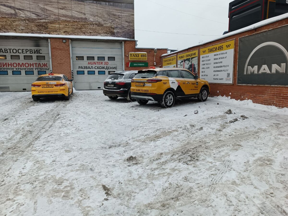 Машин на выдачу нет. Одна машина автора, а вторая тоже чья-то