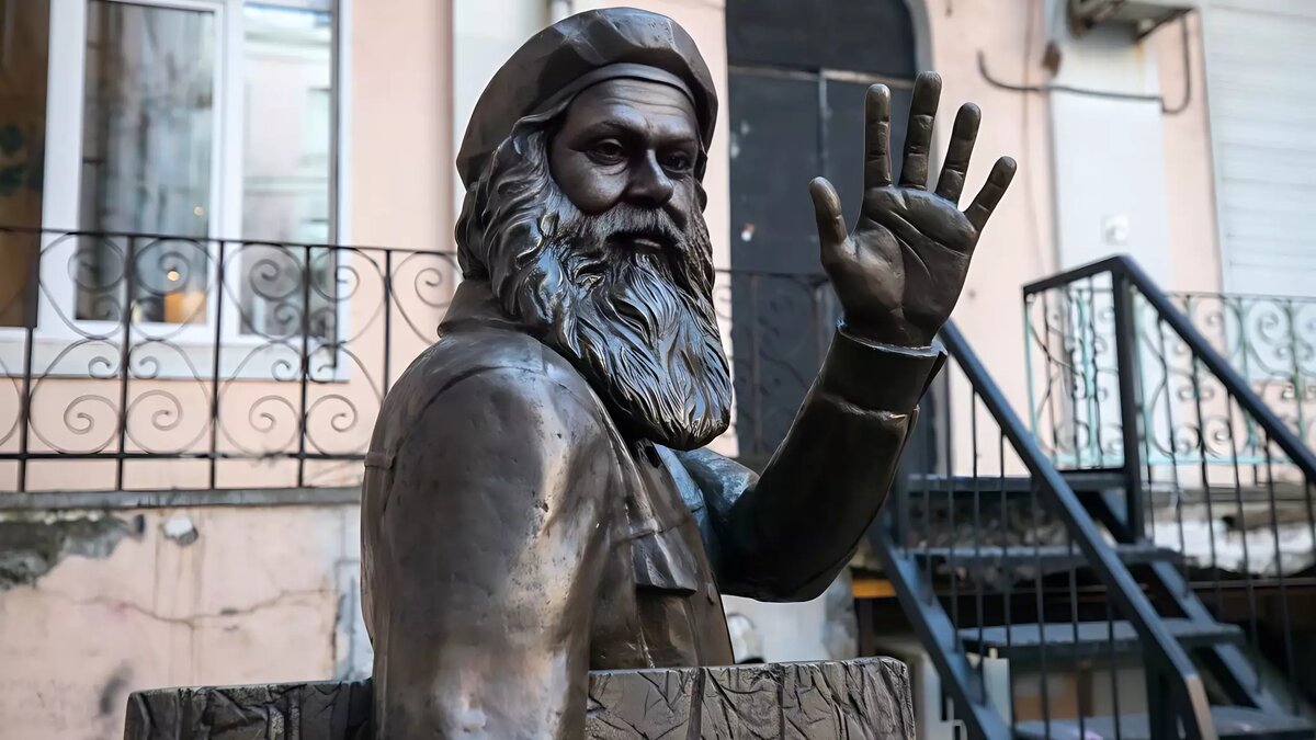     Три бронзовые скульптуры установили в самом сердце дальневосточной столицы. Речь о фигуре сильно груженного китайца, предсказателе и художнике.