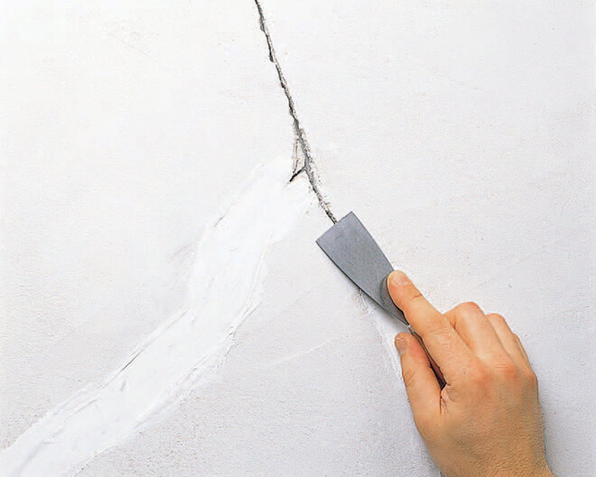 Устранение трещин. Расшивка трещин в штукатурке инструмент. Расшивка трещин в стене. Шпатлевание трещин. Заделка трещин в стене.