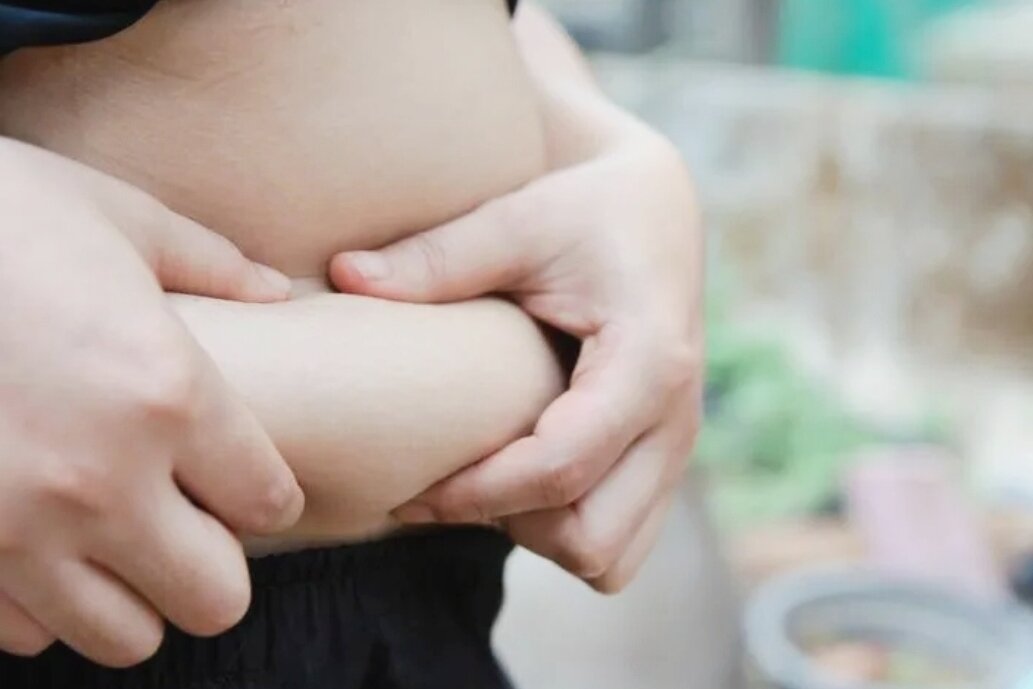 девушка трогает живот. трогает животик беременной. вздутие живота фото у девушек. трогает живот. трогает живот.