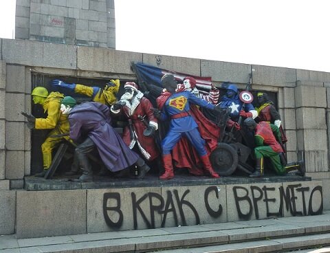 Надпись на постаменте «В ногу со временем»