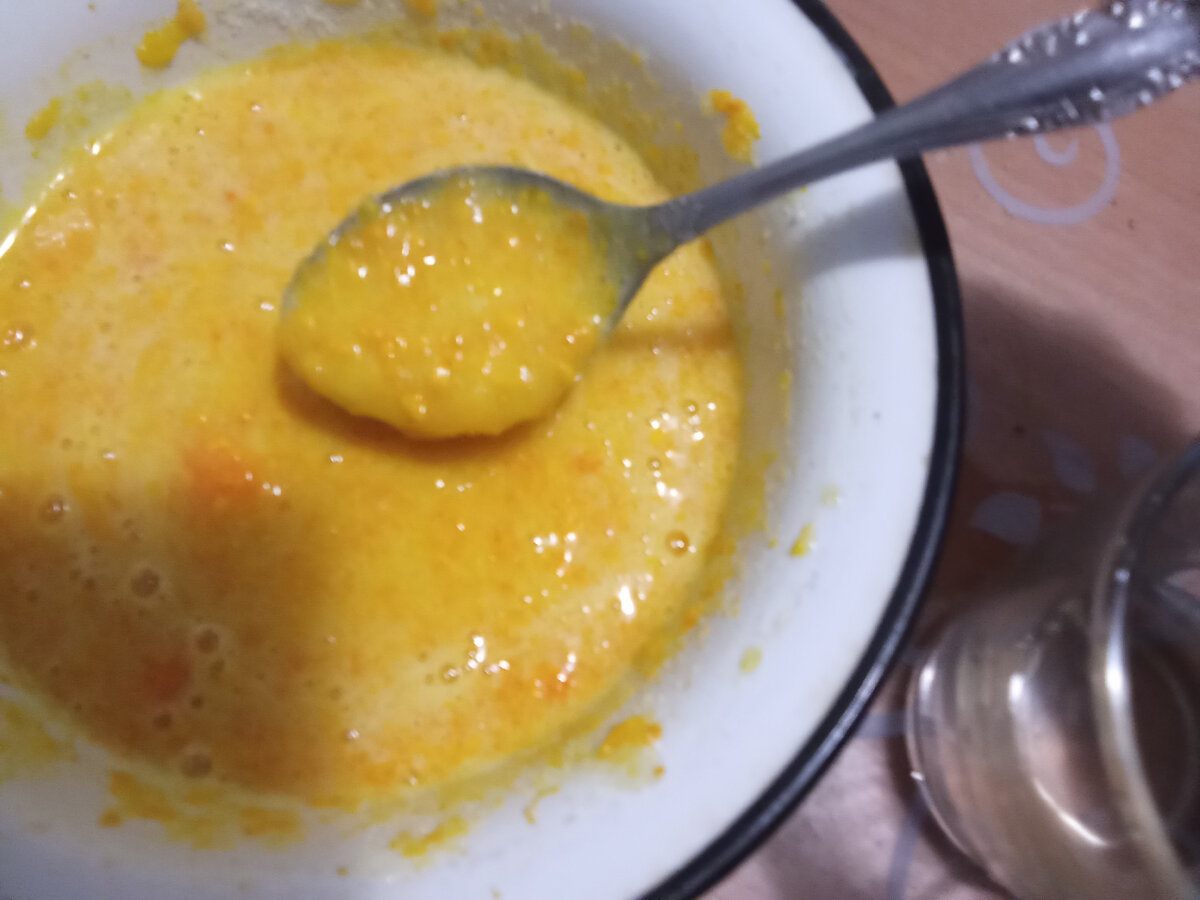 Тесто яйца, сахар, шкурки мандаринов