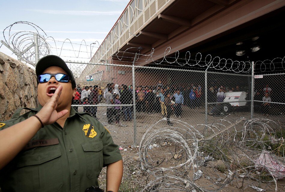 Тихуана мексика граница с сша. Тихуана мигранты граница сша мексика. Сша перешли границу. Ларедо мексика граница с сша. Граница между сша и мексикой.