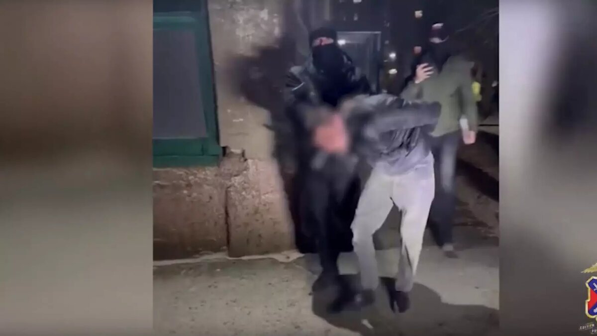     24-летнего парня задержали за стрельбу из пистолета у бара в Волжском, в результате которой случайно был ранен охранник заведения, сообщает региональная полиция.