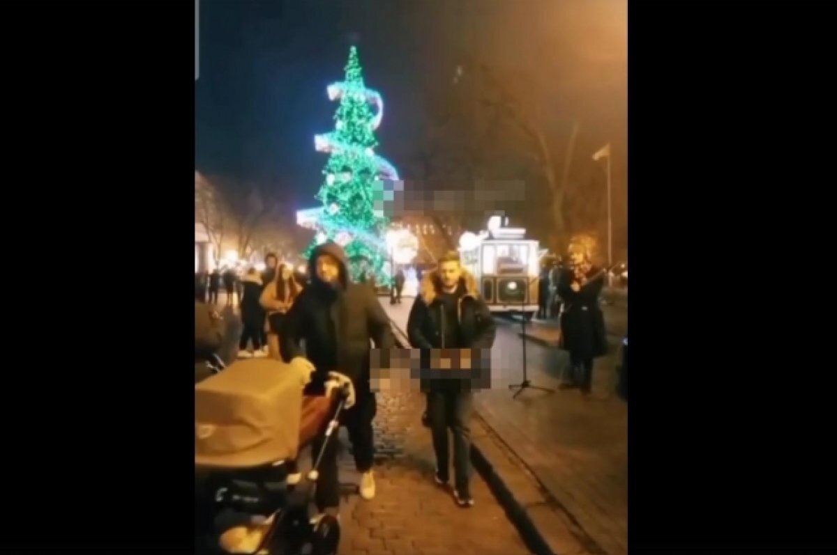    Уличный музыкант поет в Одессе песню Цоя «Перемен».