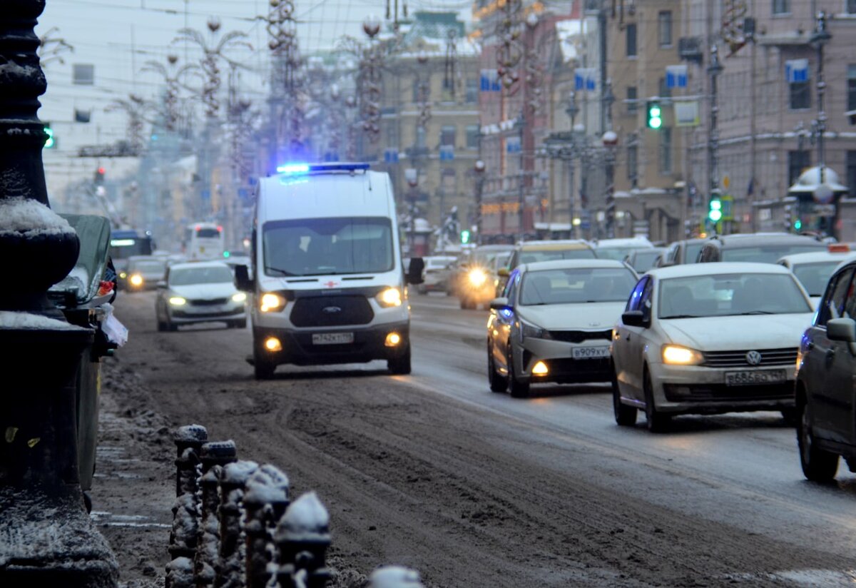 Пострадавшую девочку увезли врачи.  Фото: ФедералПресс / Татьяна Буторина