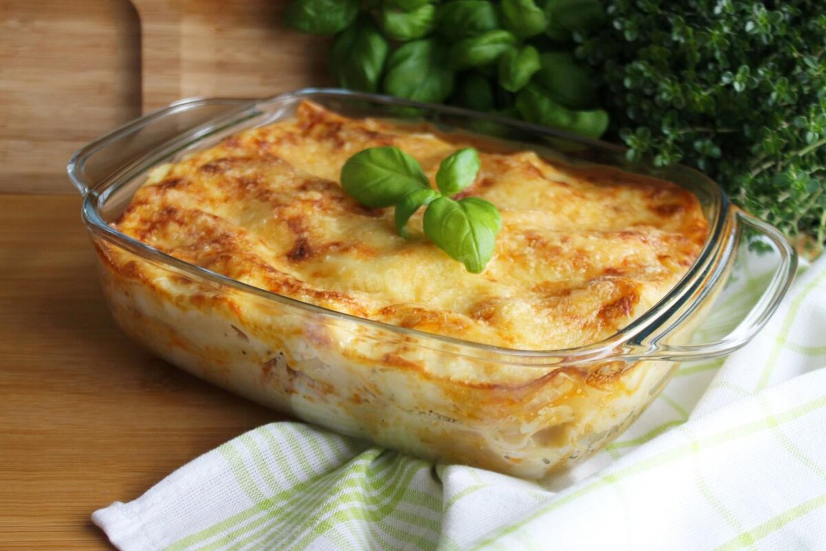 Lasagna в духовке. Лазанья классическая с фаршем. Лазанья с фаршем в духовке. Лазанья с фаршем в духовке классический.