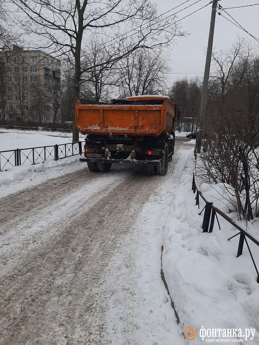 В Красногвардейском районе между 41-м и 45-м домами на Большой Пороховской  муниципальные службы два дня подряд сваливали грязный снег с солью. Читайте  на 