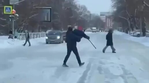 Не все герои носят плащи. В ЮВАО мужчина на руках перенёс бабулю через ...