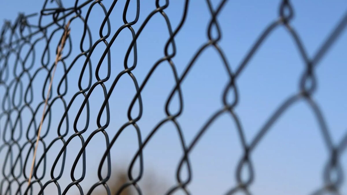     При этом, продолжают действовать ограничения, которые были введены для россиян: об этом указали в пограничной службе Финляндии.
