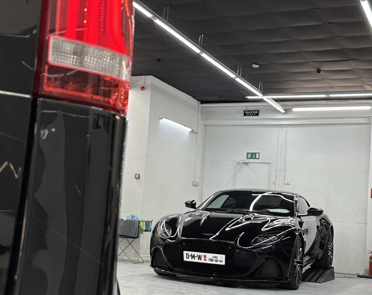 Aston Martin DBS в мастерской на ул. Доброюбова