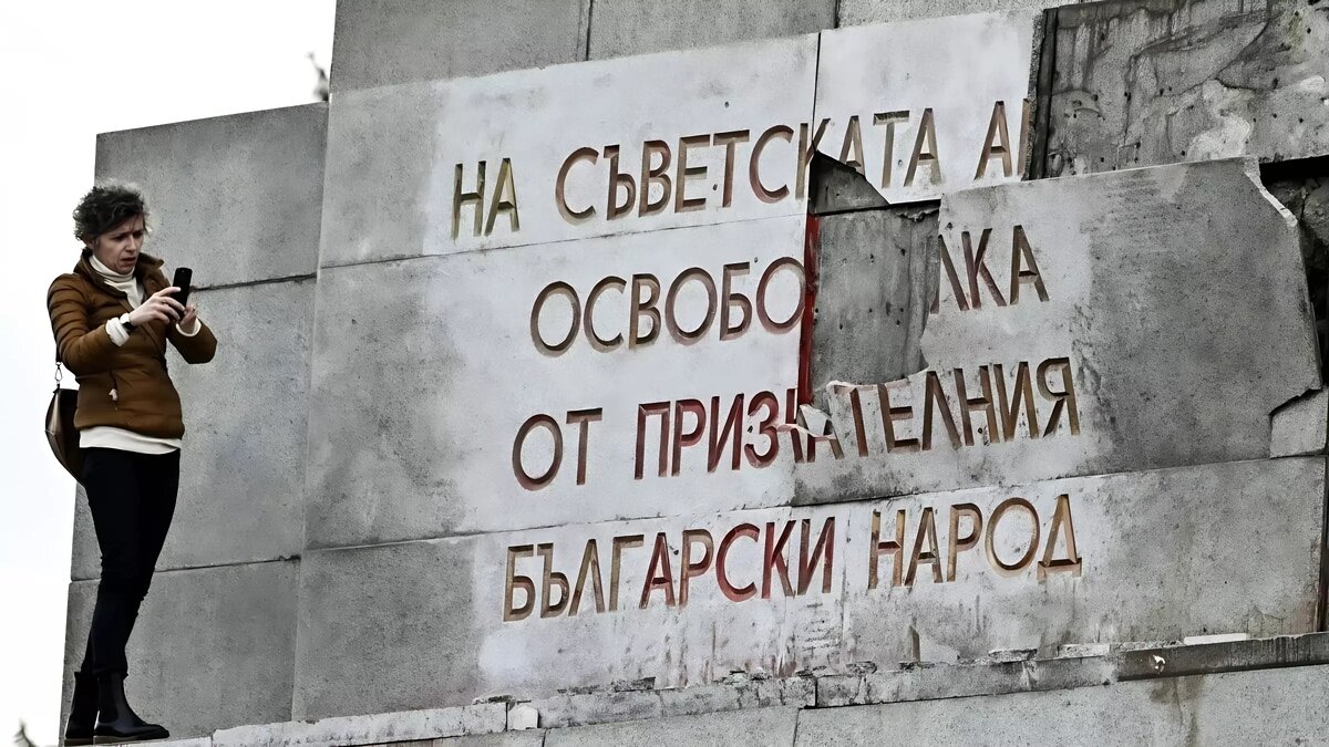     По словам чиновников, памятник воинам-освободителям в центре болгарской столицы угрожал безопасности граждан.