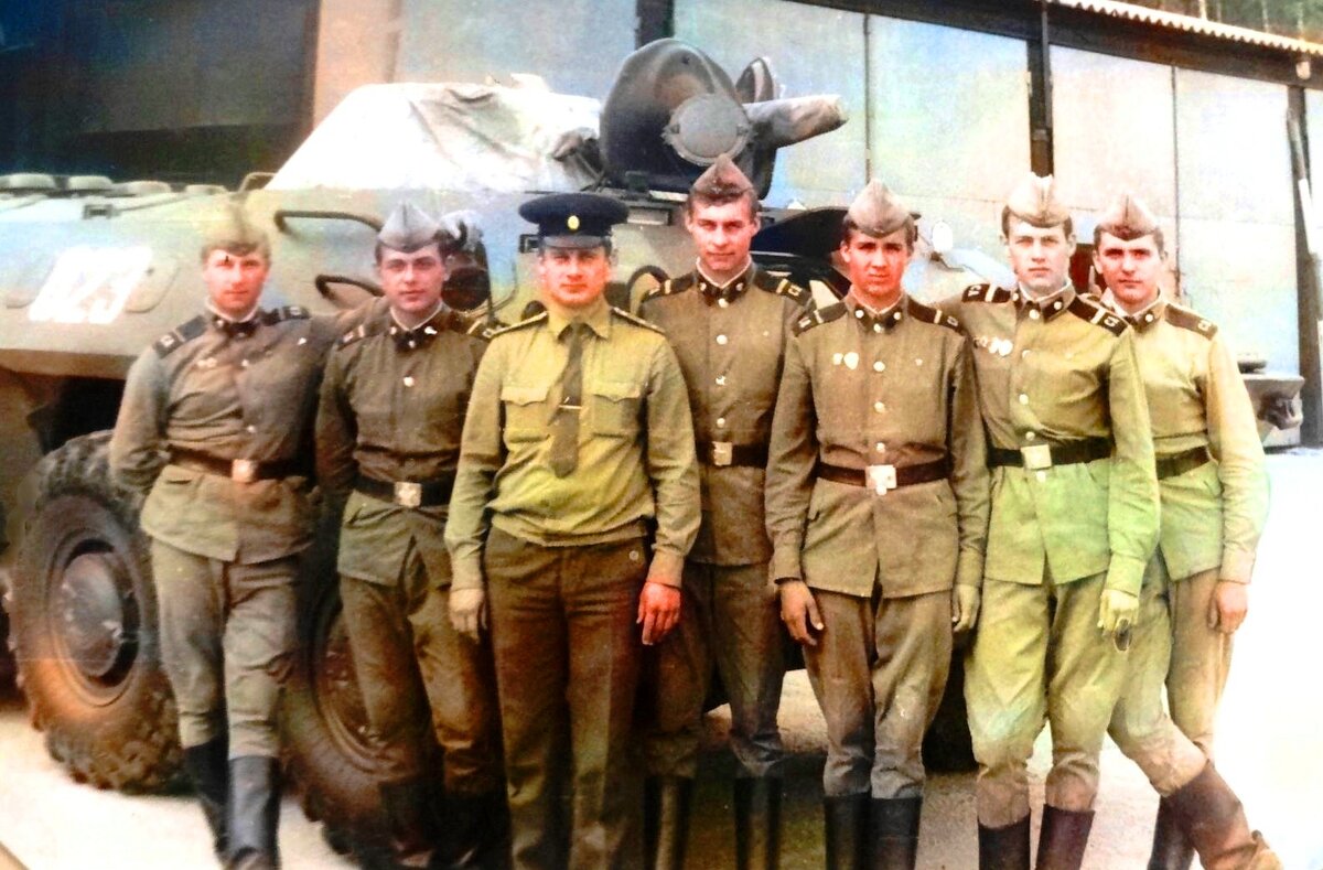 Осень 86 года , на заднем плане БТР 70,в центре старший техник роты, автор,справа налево второй