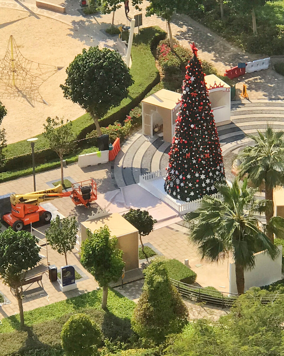 Подготовка рождественского базара в районе JLT в Дубае идёт полным ходом