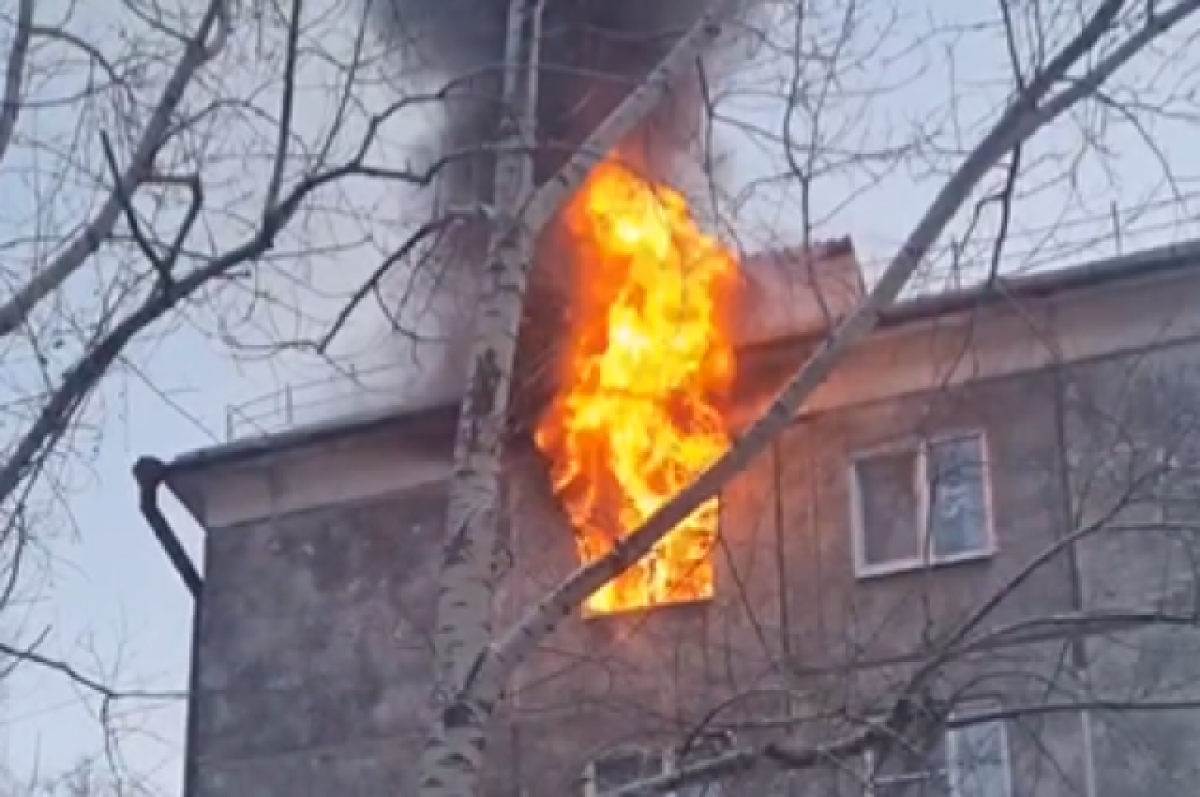   Мужчина пострадал на пожаре в пятиэтажке на улице Байкальская в Иркутске
