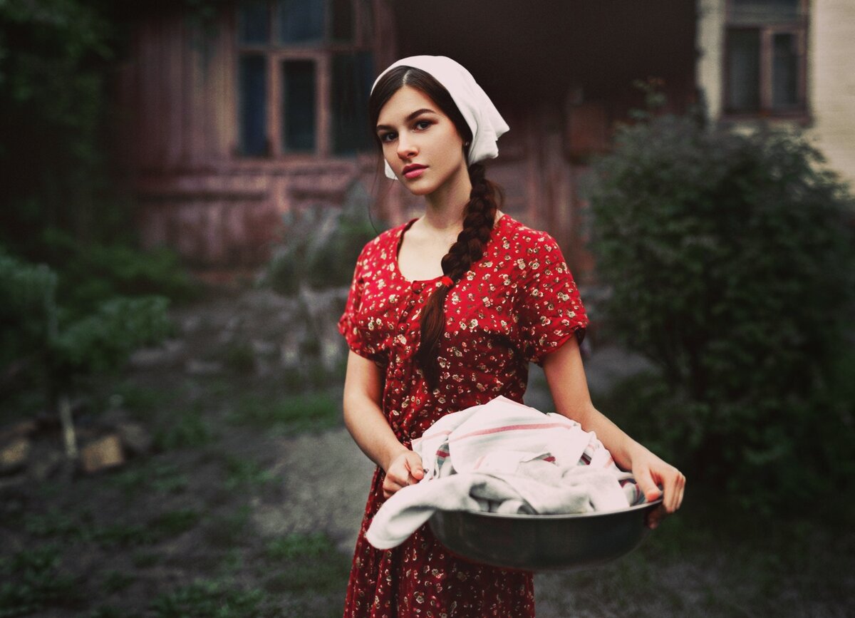 Советские девушки в ситцевом платье 