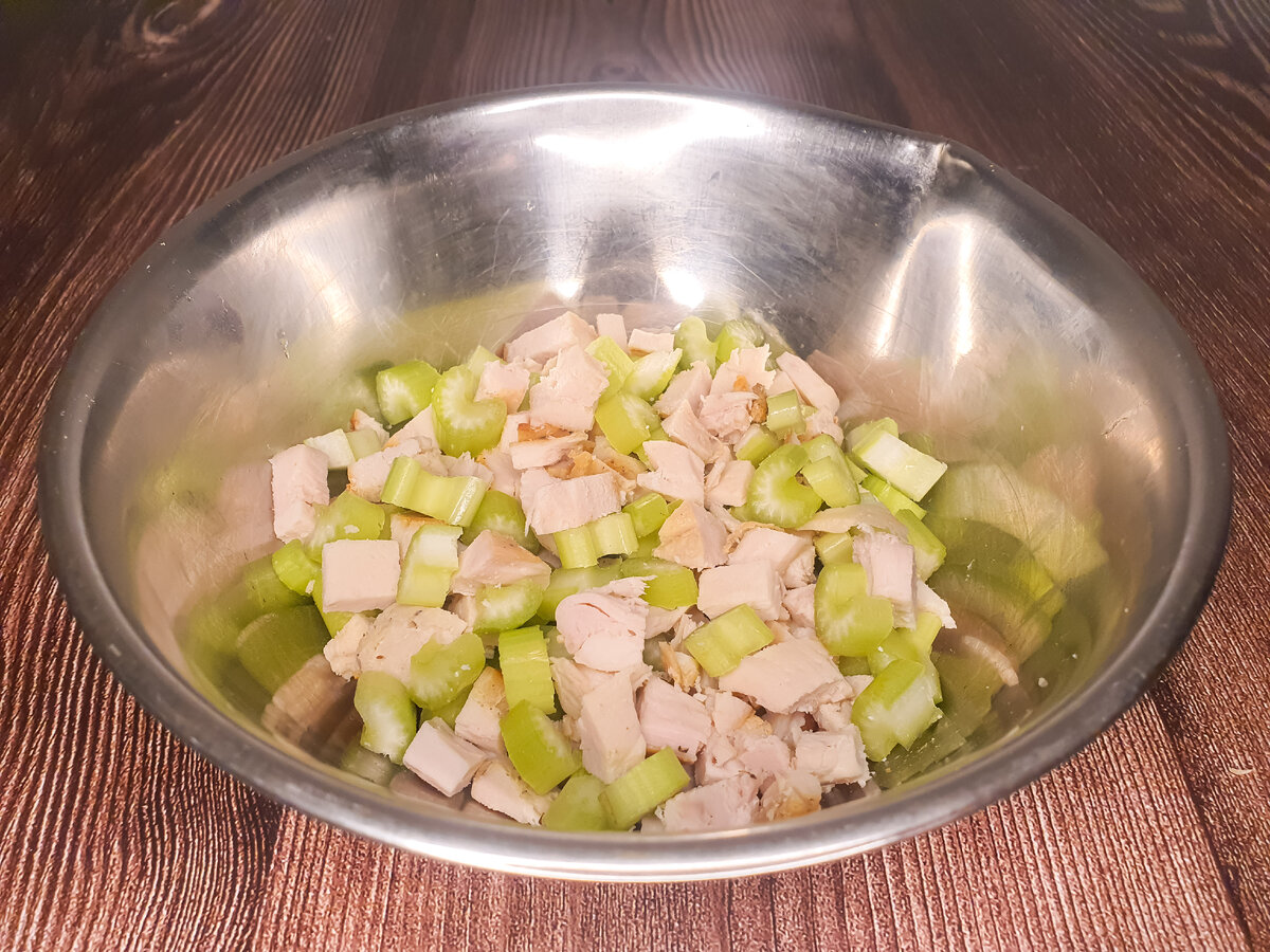 Нарезаем курицу и сельдерей 