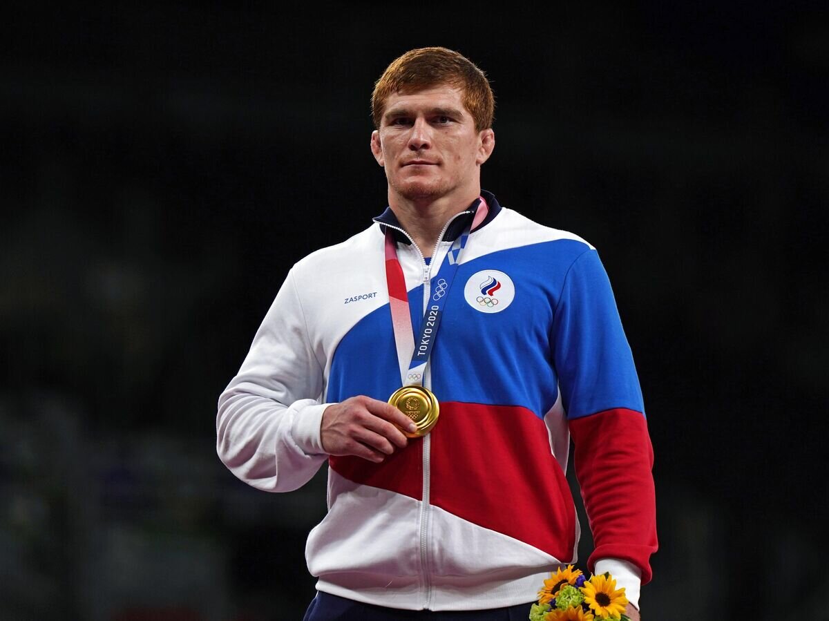    Российский спортсмен, член сборной России (команда ОКР) Муса Евлоев, завоевавший золотую медаль на соревнованиях по греко-римской борьбе среди мужчин в весовой категории до 97 кг на XXXII Олимпийских играх в Токио, на церемонии награждения.© РИА Новости / Владимир Песня