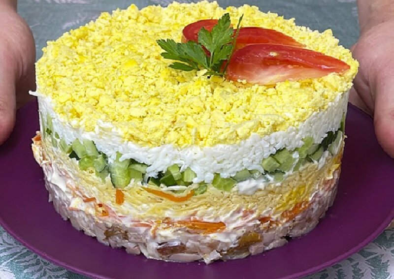 Праздничный салат с копченой курицей