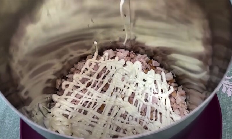 Праздничный салат с копченой курицей