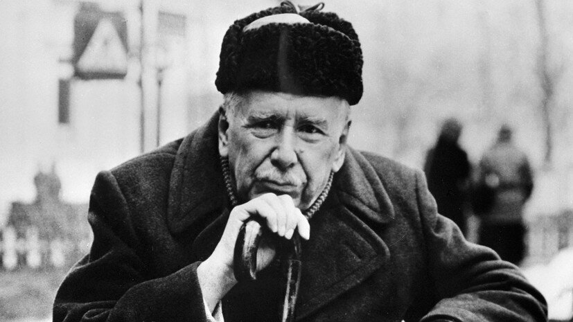     Ростислав Янович Плятт (настоящее имя — Ростислав Иванович Плят) родился 13 декабря 1908 года в Ростове-на-Дону. Его отец был адвокатом РИА Новости