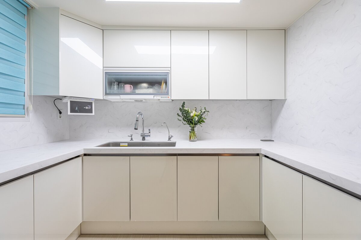 П-образная кухня со столешницей из акрилового камня HIMACS M617 Blanc (коллекция Aurora Marmo)