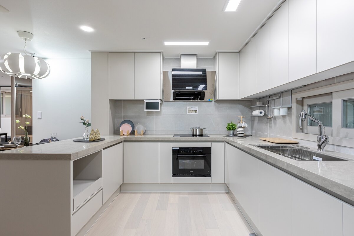 П-образная кухня со столешницей из акрилового камня HIMACS M613 Greige (коллекция Aurora Marmo)