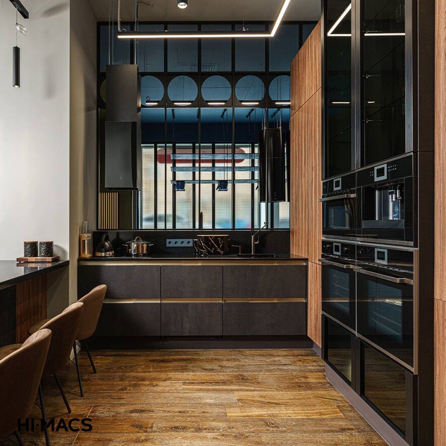 П-образная кухня со столешницей из акрилового камня HIMACS G010 Black Pearl (коллекция S&P), фабрика Мария