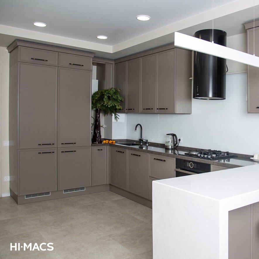 П-образная кухня со столешницей из акрилового камня HIMACS M617 Blanc + M614 Umber (коллекция Aurora Marmo)