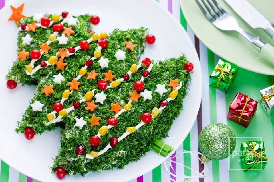 Украшение салатов на новый год. Салат рождественский венок. Салат елка. Украшение блюд на новый год 2019. Вкусные салаты на новогодний стол.