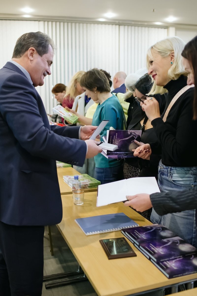 Фото презентации  с сайта vk.com/chetyre_books