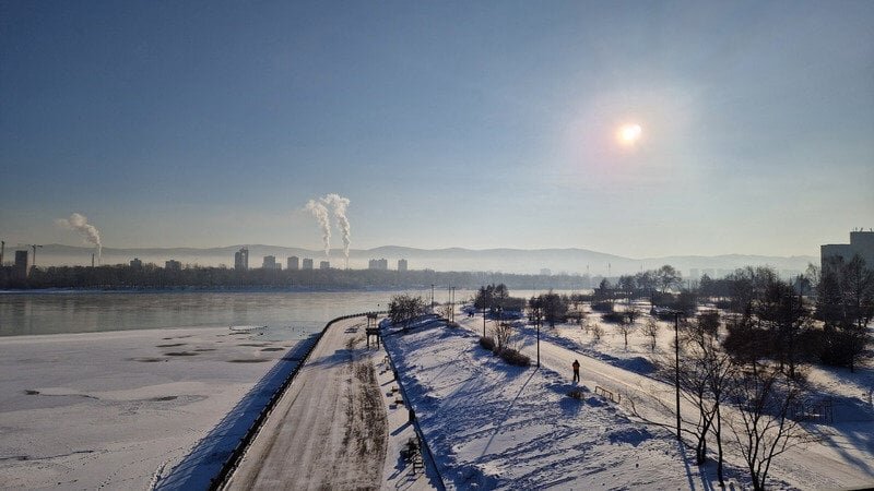 Обычная картинка крупного промышленного города, в котором даже по официальным данным (которые, на самом деле сильно занижены и откорректированы) воздух вреден для здоровья. Но наивно думать, что можно спастись переездом к морю, в тайгу или в горы. Воздух на всей Земле - один и хотя загрязняется он неравномерно. но неотвратимо. Очень скоро нигде нельзя будет спастись.